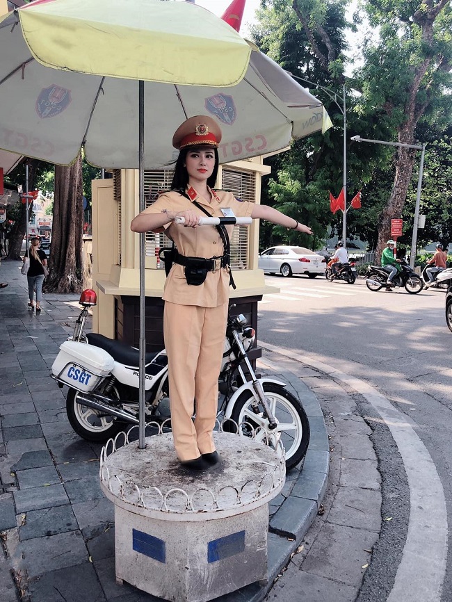 Dương Hoàng Yến từng gây chú ý khi đăng tải hình ảnh mặc áo cảnh sát giao thông, đi chiếc xe mô tô chuyên dụng mang biệt danh "bồ câu trắng".
