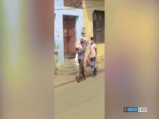 Thế giới - Video: Người đàn ông vác thi thể con gái 11 tuổi trên vai, đi hỏa táng ở Ấn Độ