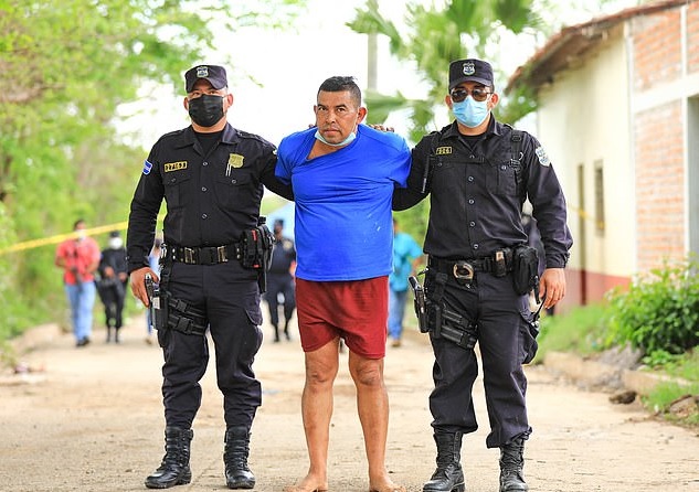 Osorio bị cảnh sát áp giải.