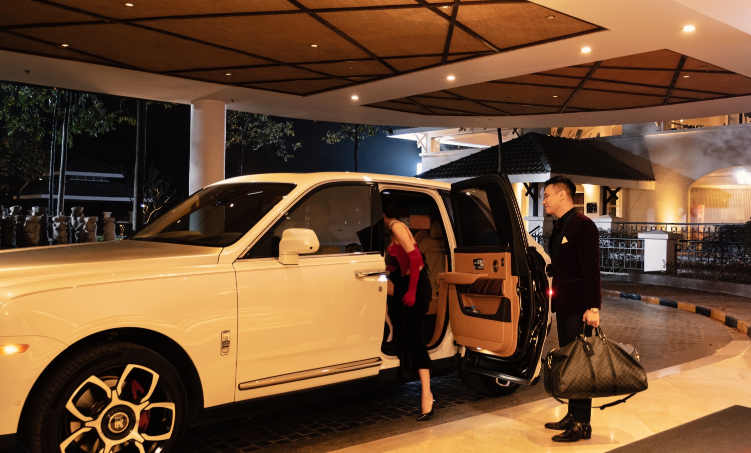 Khắc Việt xuất hiện bên siêu xe Rolls-Royce Cullinan 40 tỷ đồng - 3