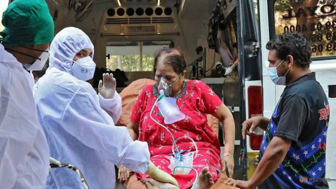 Bệnh nhân COVID-19 được đưa nhập viện ở Mumbai (Ấn Độ). Ảnh: REUTERS