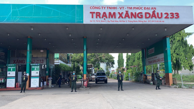 Hình ảnh lực lượng cơ động phong toả trạm xăng dầu 233
