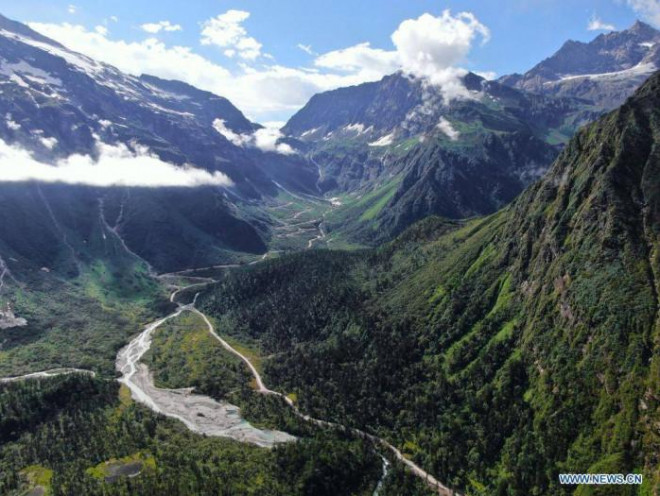 Đường cao tốc xuyên hẻm núi sâu nhất thế giới đã được Trung Quốc hoàn thành - ảnh Tân Hoa xã.