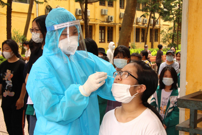 Toàn bộ học sinh và giáo viên trường THCS Võ Thị Sáu được lấy mẫu xét nghiệm do trong trường có 1 học sinh mắc COVID-19. Ảnh: Đ.Tùy