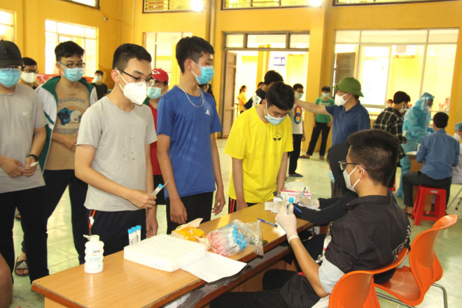 1 học sinh dương tính, cả nghìn thầy trò ở Hải Dương phải lấy mẫu xét nghiệm COVID-19 - 4