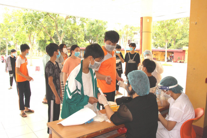 Học sinh làm thủ tục trước khi lấy mẫu xét nghiệm