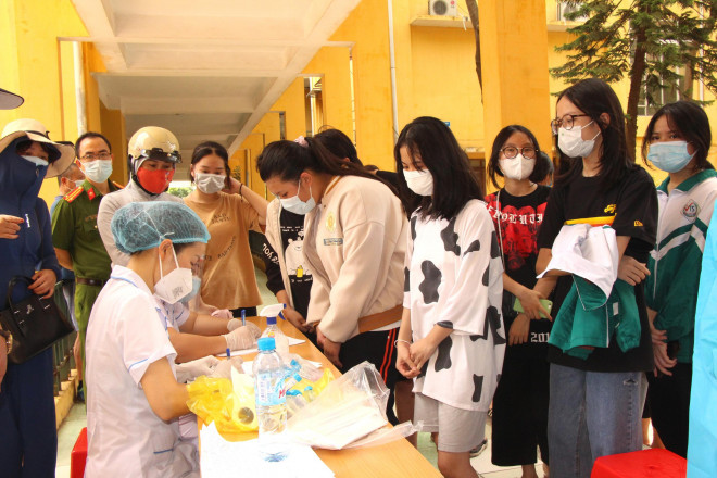 1 học sinh dương tính, cả nghìn thầy trò ở Hải Dương phải lấy mẫu xét nghiệm COVID-19 - 5
