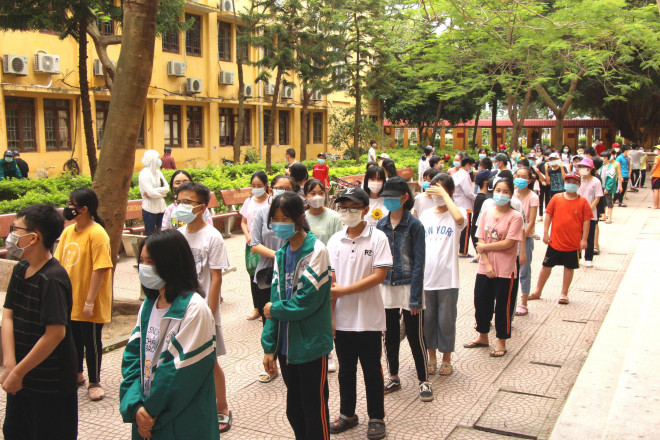 1 học sinh dương tính, cả nghìn thầy trò ở Hải Dương phải lấy mẫu xét nghiệm COVID-19 - 7