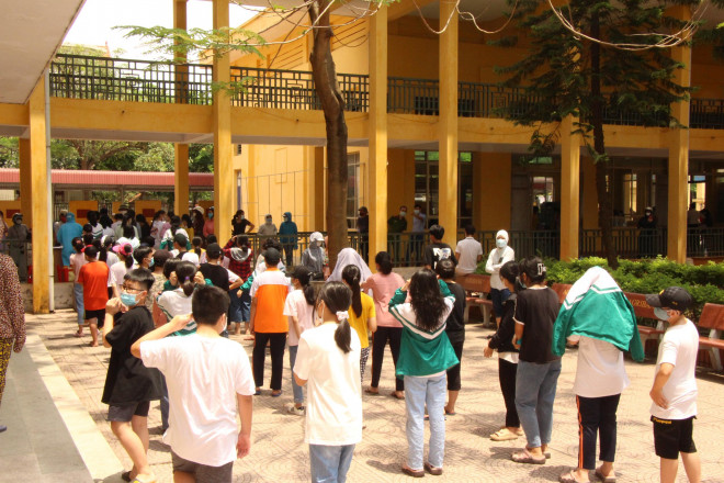 Học sinh xếp hàng, giữ khoảng cách lấy mẫu xét nghiệm. Từ sân trường...