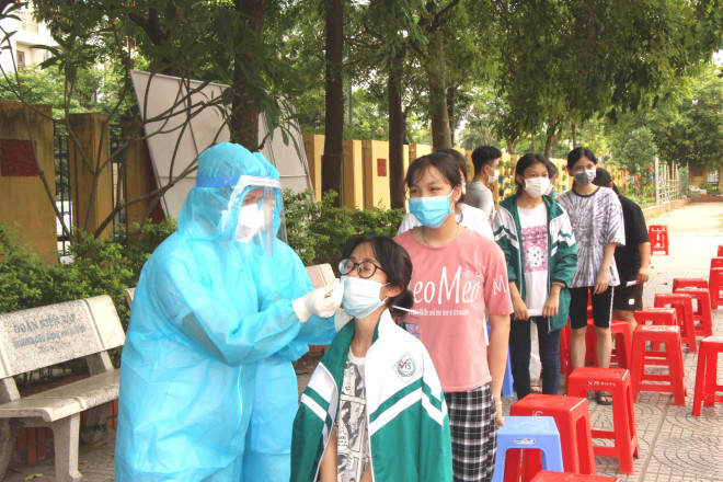 1 học sinh dương tính, cả nghìn thầy trò ở Hải Dương phải lấy mẫu xét nghiệm COVID-19 - 12