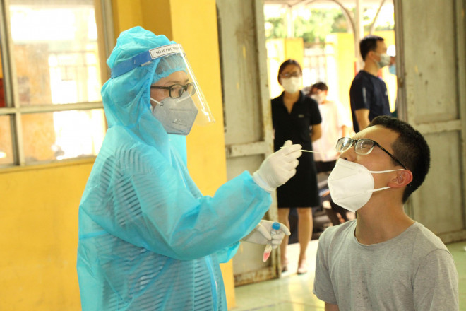 Giáo viên, học sinh trường THCS Võ Thị Sáu được lấy mẫu xét nghiệm trong ngày 19/5