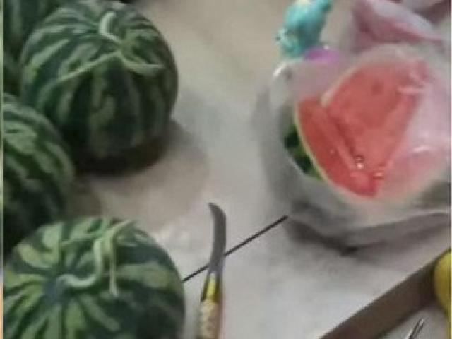 Thị trường - Tiêu dùng - Bán dưa hấu bị khách mang ra tận cửa hàng bắt đền, chủ quán "ngã ngửa" khi nghe lý do