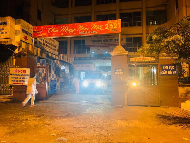 Giữa đêm tối toà nhà CDC Bắc Giang nổi bật bởi những ánh đèn toả ra từ các phòng làm việc