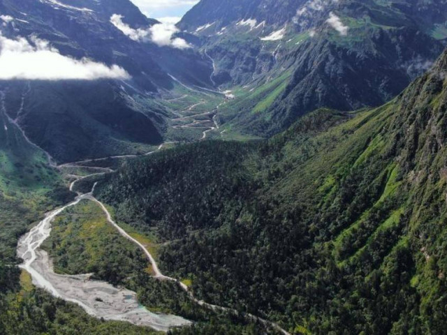 Thế giới - Sau 7 năm, Trung Quốc đã có đường cao tốc xuyên hẻm núi sâu nhất thế giới