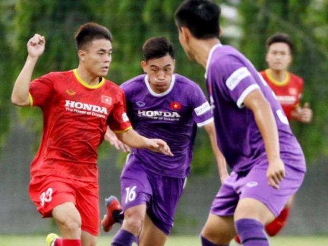 Bóng đá - HLV Park Hang-seo hành động lạ, "gián điệp" của tuyển Việt Nam "khóc thét"