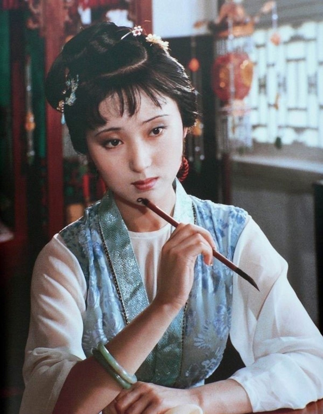 Đảm nhận vai chính trong bộ phim kinh điển "Hồng Lâu Mộng 1987", Trần Hiểu Húc đã có hóa thân xuất sắc vào vai Lâm Đại Ngọc và trở thành tượng đài diễn xuất mà khó có diễn viên nào vượt qua được. 
