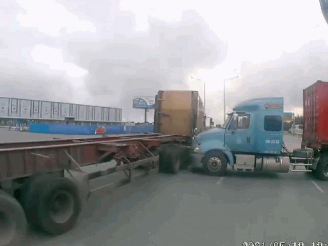 Media - Va chạm giữa ngã tư, container bị kéo "toác đầu"