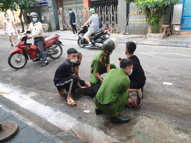 Khống chế thanh niên chặn ô tô “xin đểu” tài xế, đánh công an - 2