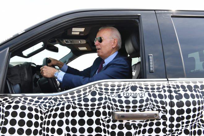 Ông Joe Biden trong buổi lái thử xe điện. Ảnh: Getty&nbsp;