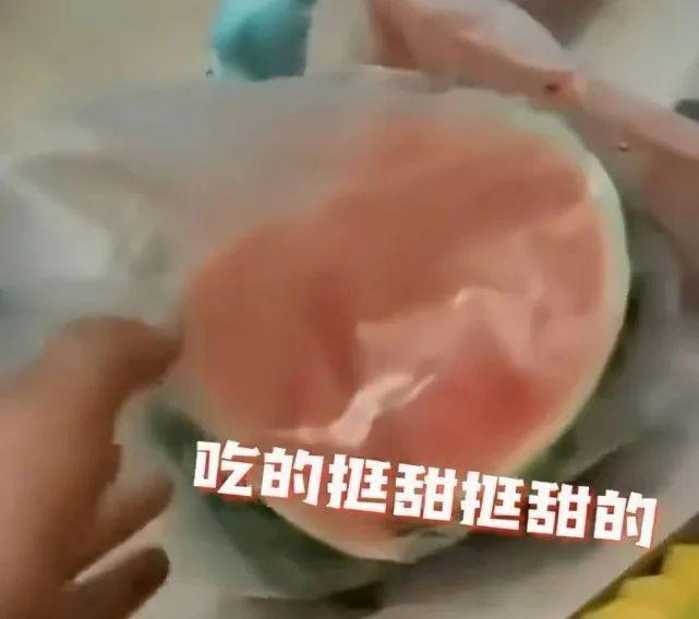 Người phụ nữ nghi ngờ ông chủ đã tiêm chất tạo ngọt để đánh lừa khách hàng.