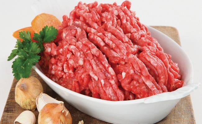 Giá của loại thịt này rẻ hơn rất nhiều so với thịt lợn tươi sống. Sự thật là hầu hết những loại thịt giá rẻ này đều được làm từ phần thừa của các bộ phận khác nhau của con lợn.
