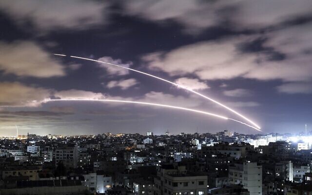 Rocket khai hỏa từ Gaza, hướng về phía lãnh thổ Israel.
