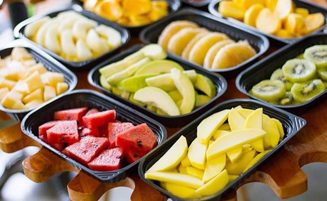 Ngoài thịt xay, trái cây cắt sẵn cũng là sản phẩm dù “sale đậm” cũng không nên mua ở siêu thị.&nbsp;
