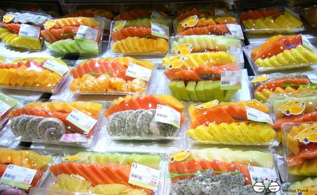 Giá cho 1 ly trái cây cắt sẵn chỉ khoảng 15.000 đồng, và tất nhiên, mức giá này là quá rẻ.
