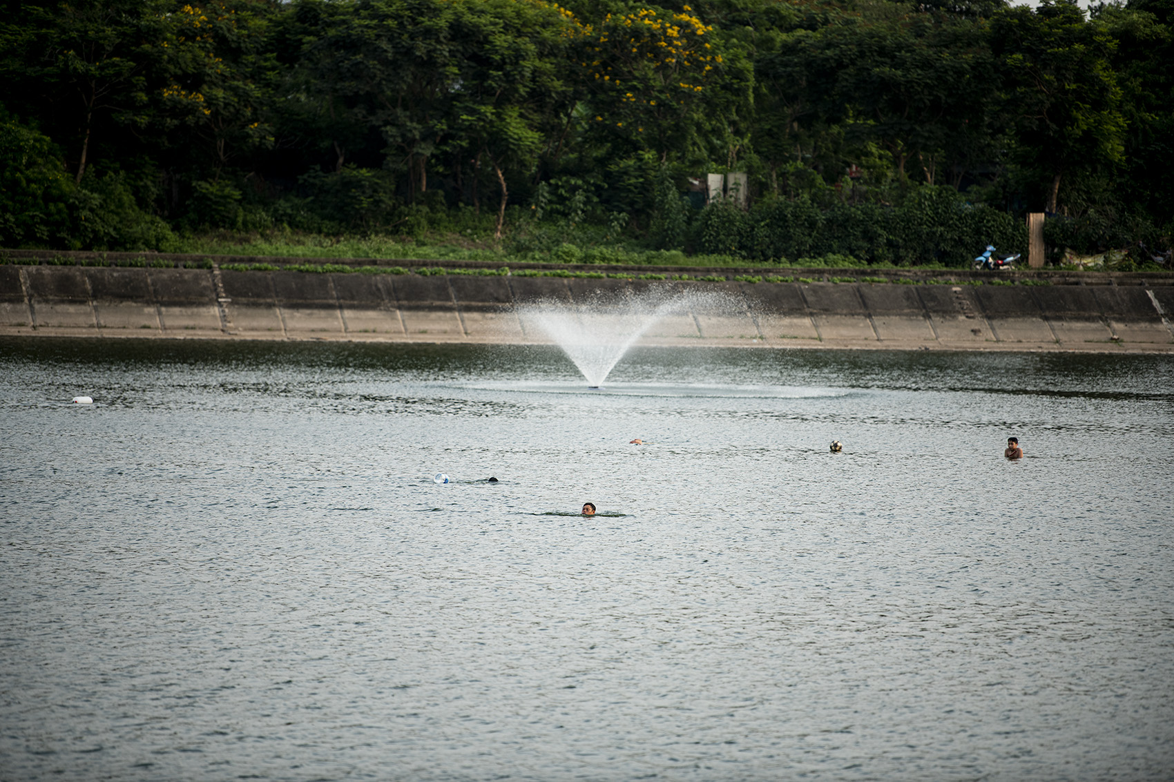 Ngó lơ quy định phòng dịch COVID-19, người Hà Nội đổ ra hồ Linh Đàm tắm giải nhiệt - 7