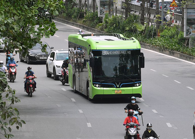 Xe buýt điện VinFast lăn bánh chạy thử nghiệm trên đường phố Thủ đô - 1