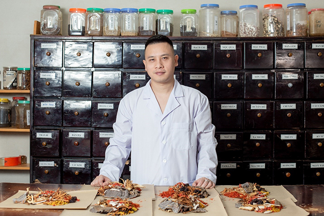 Nguyễn Kim Cương là thầy thuốc thế hệ thứ 3 của nhà thuốc đông y Nguyễn Kim Bảng