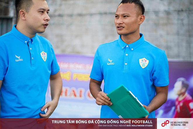 Thầy thuốc Kim Cương và cầu thủ Trọng Hoàng đã cùng rất nhiều cầu thủ khác cùng nhau hợp tác mở “Trung tâm bóng đá cộng đồng Nghệ Football”