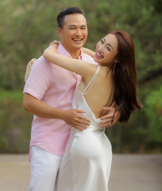 Tháng 3 vừa qua, diễn viên Chi Bảo bất ngờ xác việc đã kết hôn với bạn gái kém 16 tuổi - Lý Thùy Chang. Trước đó, nam diễn viên Đồng tiền xương máu trải qua hai cuộc hôn nhân đổ vỡ. Thân thế về vợ ba xinh đẹp, nổi tiếng của Chi Bảo khiến nhiều người tò mò.
