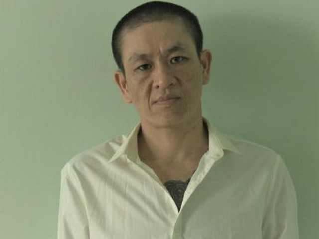 Pháp luật - Bắt tạm giam gã say rủ em ruột cầm dao rượt chém công an