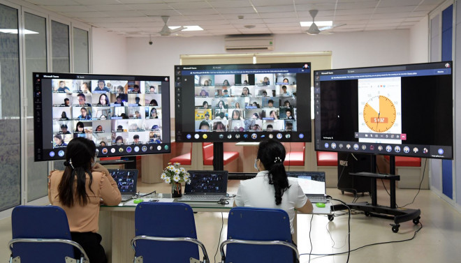 Hội đồng thi Trường Nguyễn Siêu giám sát học sinh trong quá trình làm bài kiểm tra học kỳ 2 theo hình thức trực tuyến. Ảnh: N.Siêu
