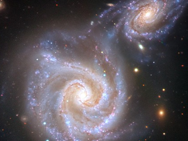 Phi thường - kỳ quặc - Kinh hoàng thiên hà "Xúc Xích" bị "quái vật" chứa Trái Đất nuốt chửng