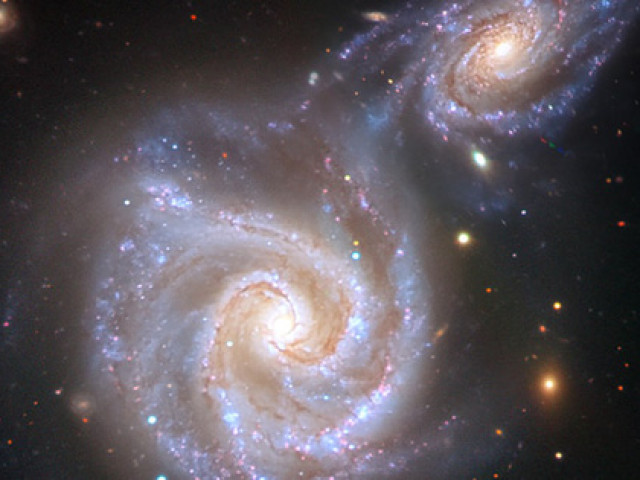 Công nghệ thông tin - Kinh hoàng thiên hà "Xúc Xích" bị "quái vật" chứa Trái Đất nuốt chửng