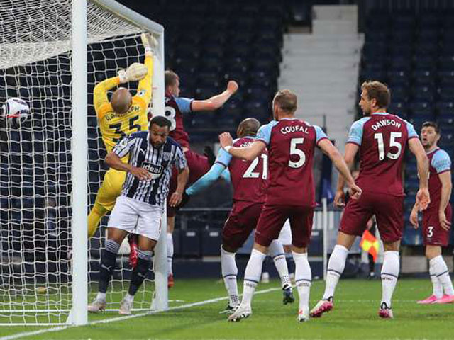 Bóng đá - Cú sút táo bạo thành bàn từ chấm phạt góc, Ngoại hạng Anh ngỡ ngàng