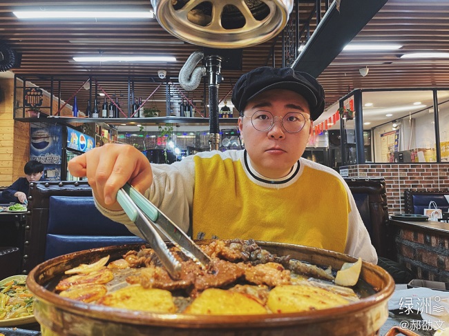 Hiện Hách Thiệu Văn vẫn tham gia đóng phim nhưng chỉ nhận được các vai phụ nhỏ hoặc vai quần chúng. Ngoài ra, anh còn  chuyển sang làm Vlogger ẩm thực, livestream ăn uống trên mạng xã hội để kiếm thêm thu nhập.
