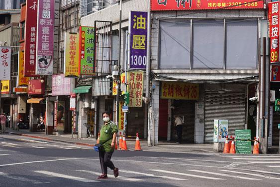 Đường phố TP Đài Bắc - Đài Loan (Trung Quốc) thưa thớt bóng người hôm 19-5 sau khi Covid-19 bùng phát trở lại. Ảnh: REUTERS