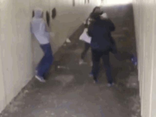 Media - Chọn nhầm gái xinh để trêu ghẹo, 2 "đầu gấu" nhận kết đắng