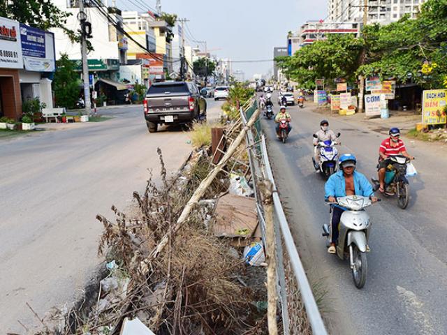 Tin tức trong ngày - TP Thủ Đức: 6 năm chưa làm xong 2,5km đường, yêu cầu tháo dỡ toàn bộ rào chắn