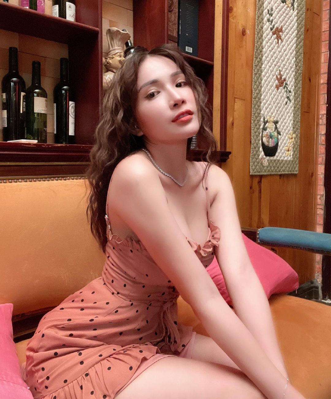 Người đẹp khoe vòng 1 "chơi vơi" với chiếc váy hai dây có kiểu cổ trễ nải.