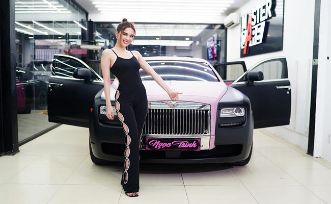 Mới đây, Ngọc Trinh đã tậu siêu xe Rolls-Royce Ghost Series I cùng gói độ 2 tỷ đổi màu Black Pink.
