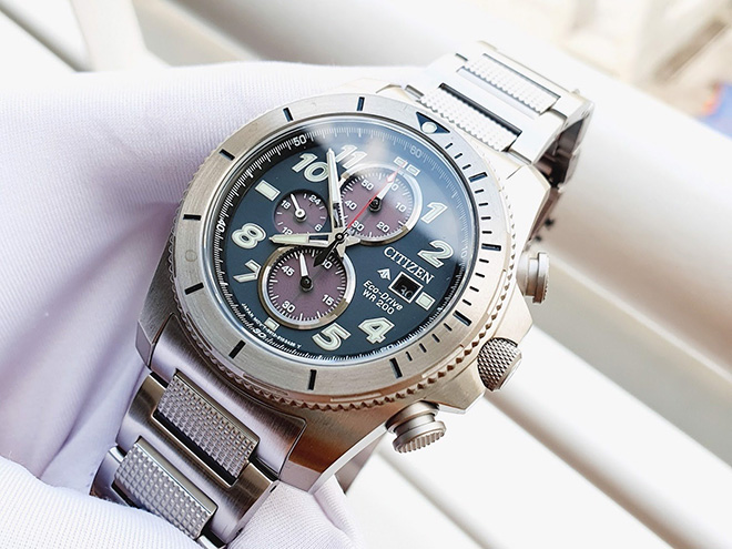 Đồng hồ Citizen Eco Drive Chronograph thu hút với mặt xanh và tính năng đếm giờ thể thao
