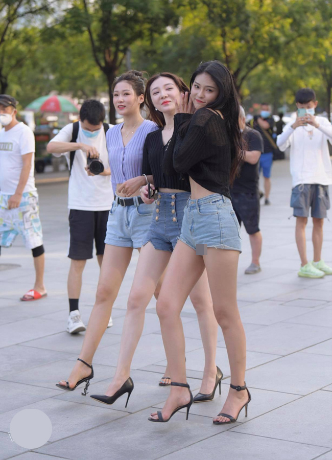 Có vô vàn cách mix đồ với quần short nhưng nếu các chị em biết để ý đến những tiểu tiết nhỏ của trang phục sẽ không gây mất thiện cảm với người xung quanh.