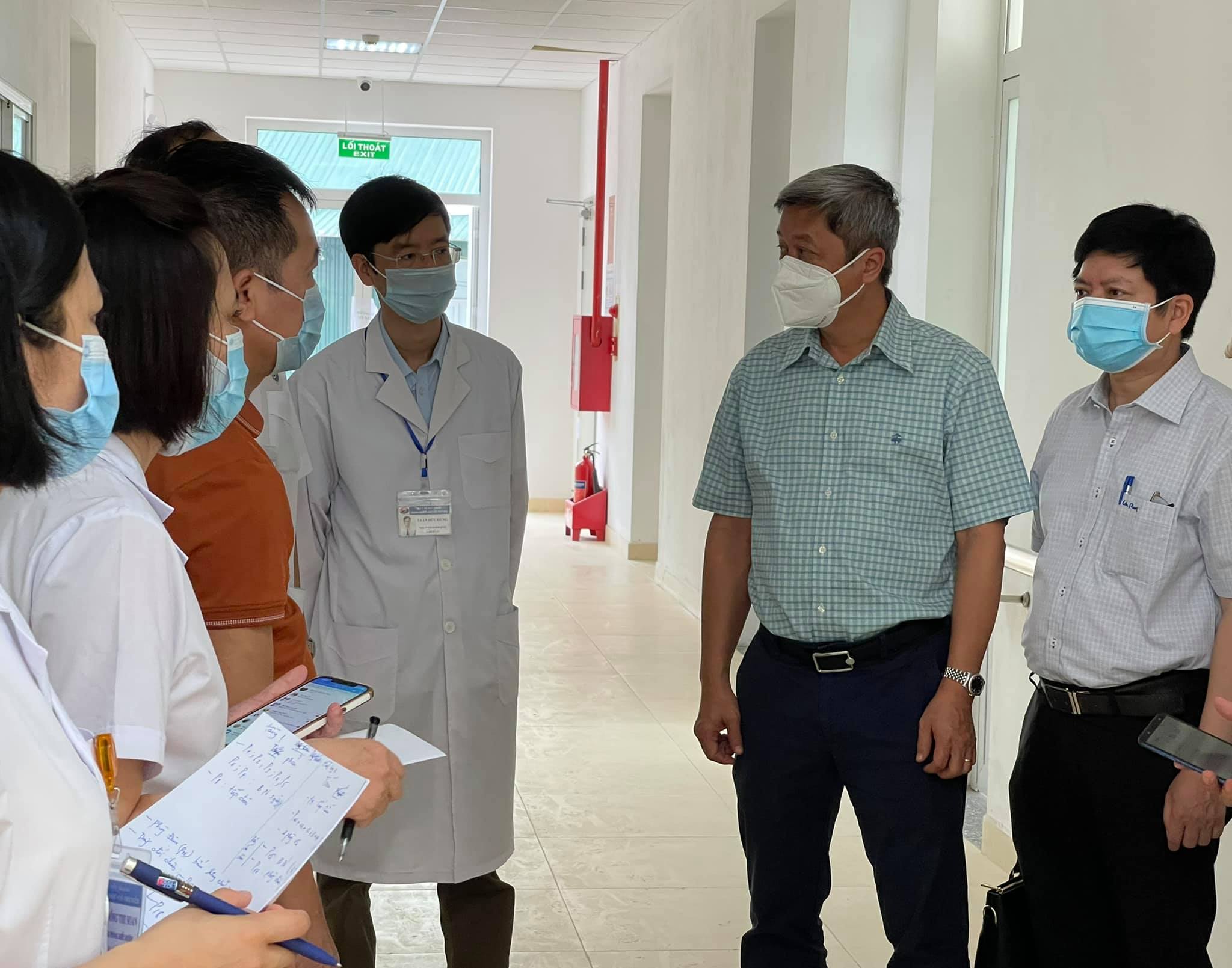 Thứ trưởng Bộ Y tế (áo kẻ) chỉ đạo chống dịch COVID-19 tại Bắc Giang.