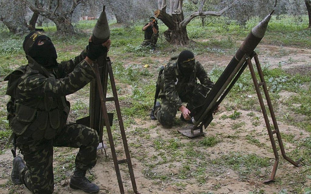 Các tay súng Hồi giáo ở Dải Gaza chuẩn bị phóng rocket.