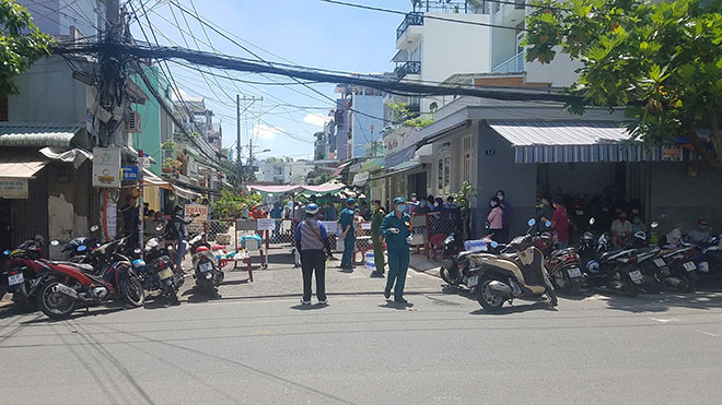 Lực lượng chức năng TP.HCM đã phong tỏa, thần tốc lấy mẫu xét nghiệm khoảng 300 người dân sinh sống trên đường Đoàn Phú Tứ, quận Bình Tân