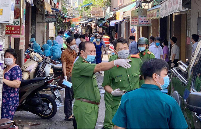 Lực lượng chức năng phong tỏa con hẻm 287 đường Nguyễn Đình Chiểu (phường 5, quận 3), nơi ca dương tính với SARS-CoV-2 sinh sống